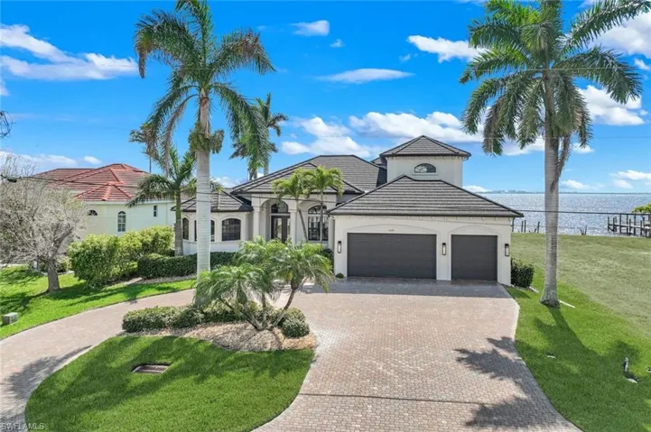1028  Dolphin  DR, Cape Coral, FL 33904
