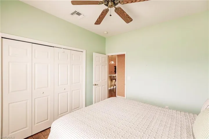 WALL CLOSET