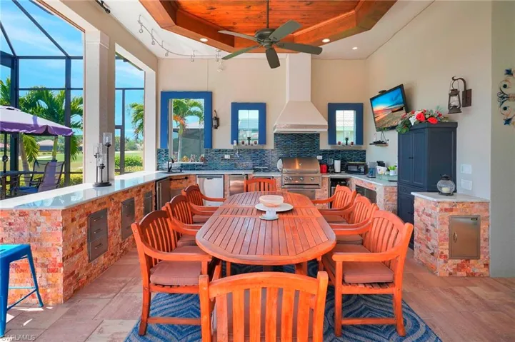 Fully equipped outdoor kitchen, dishwasher included