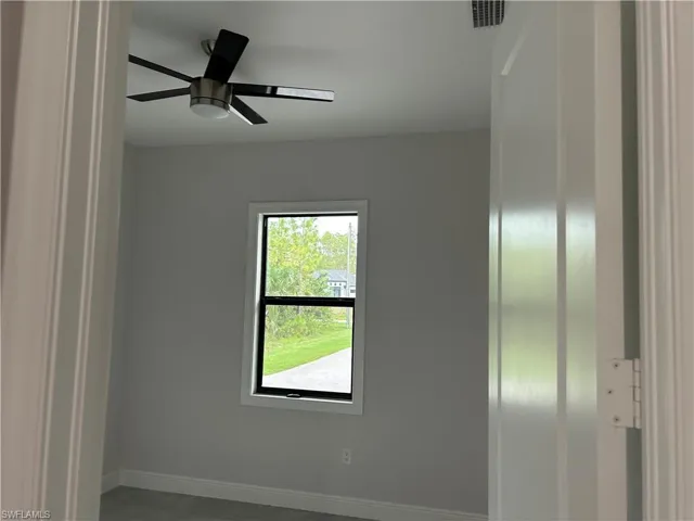 Empty room with ceiling fan