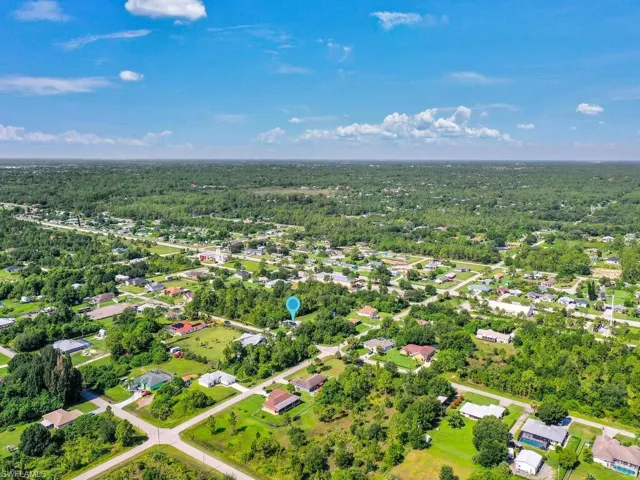 Aerial view featuring a residential view and a forest view