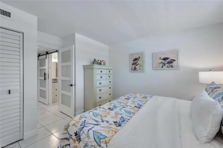 Bed set up as queen or set of twins