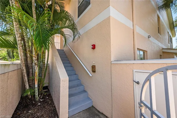 1090  Woodshire  LN, Naples, FL 34105