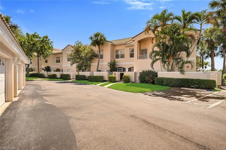 1090  Woodshire  LN, Naples, FL 34105