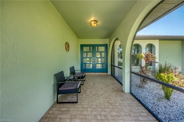 Property entrance with a balcony