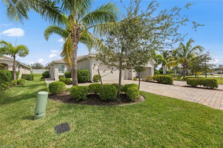 Gorgeous attached villa home in Castalina.