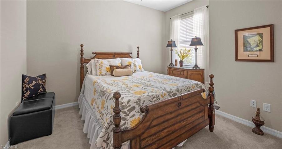 Guest Bedroom, light and Bright.