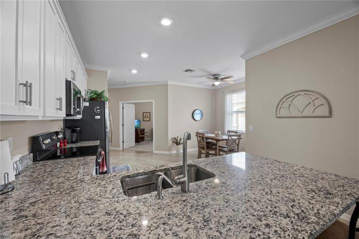 Lovely kitchen that overlooks the Great Room, and offers an eat-in dining area.