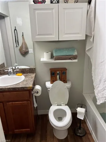 Owner's bath with tub/shower combo