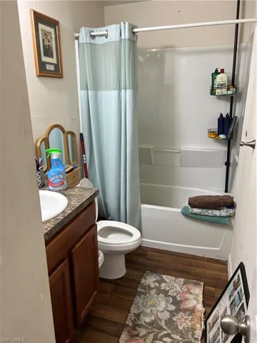 Guest bath with tub/shower combo