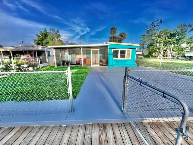 2239  Queen Anne  DR, Fort Myers, FL 33905