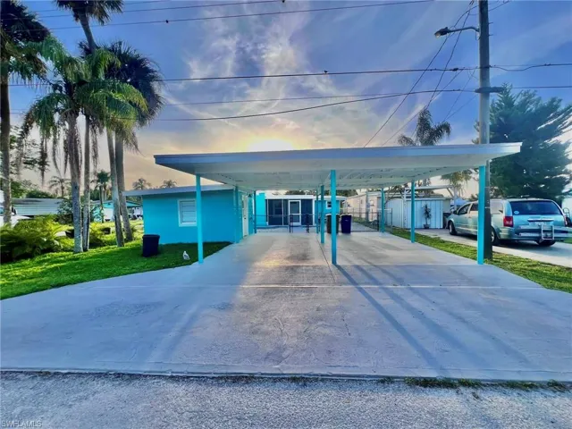 2239  Queen Anne  DR, Fort Myers, FL 33905