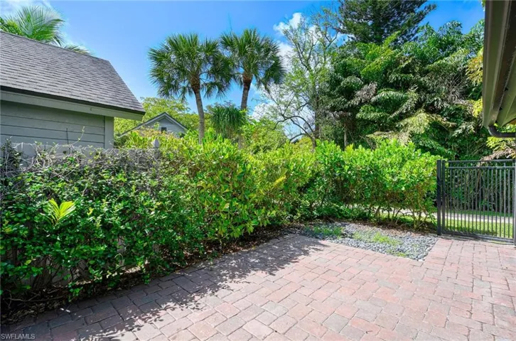 1325 Solana Rd K3, Naples, Florida 34103