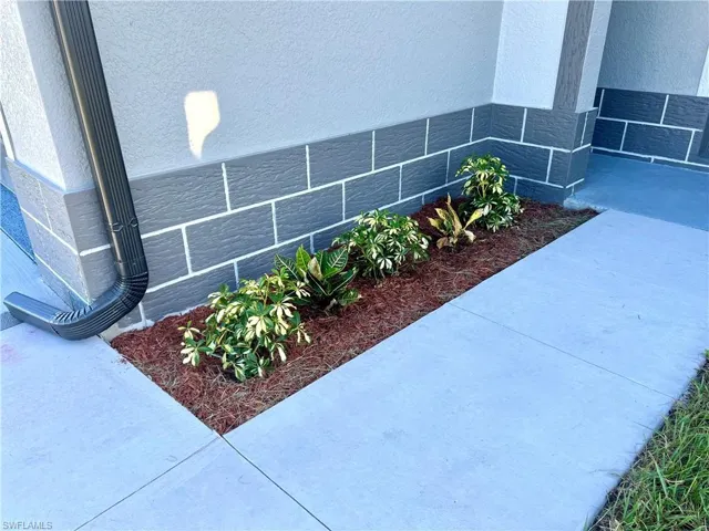 Details featuring concrete floors