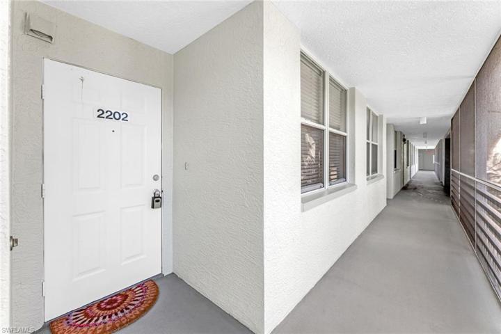 290 NAPLES COVE DR # 2202, NAPLES FL 34110