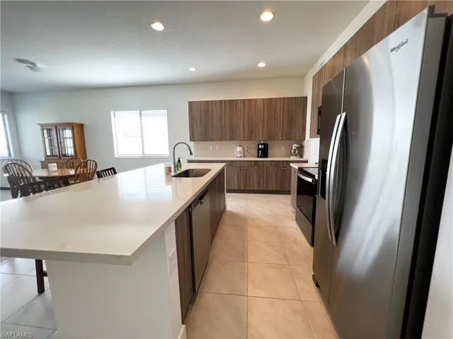 Kitchen with large island