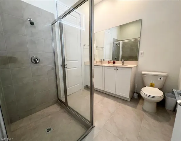 Jack-and-Jill bath