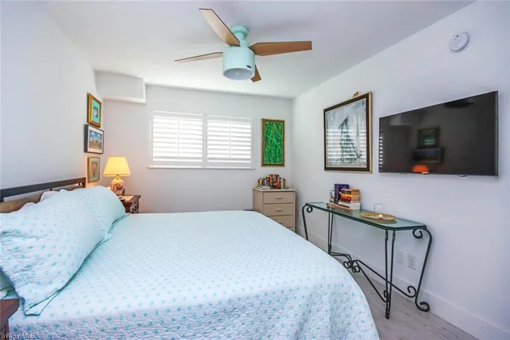 561  Periwinkle  WAY, Sanibel, FL 33957