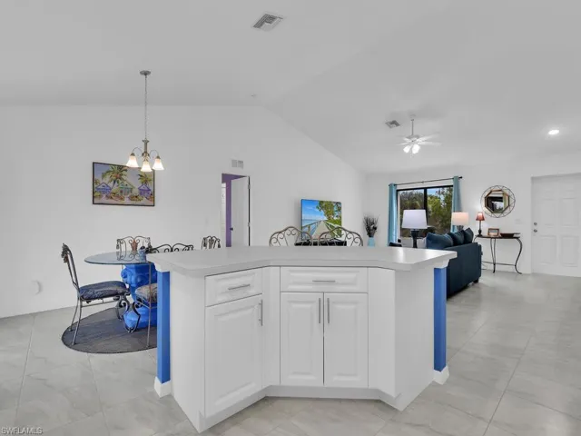 Kitchen w/ Island