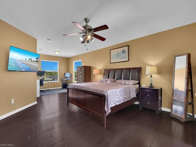 Master Suite w/ Sitting Area - Second Floor
