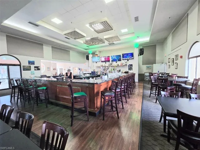 Restaurant & Bar