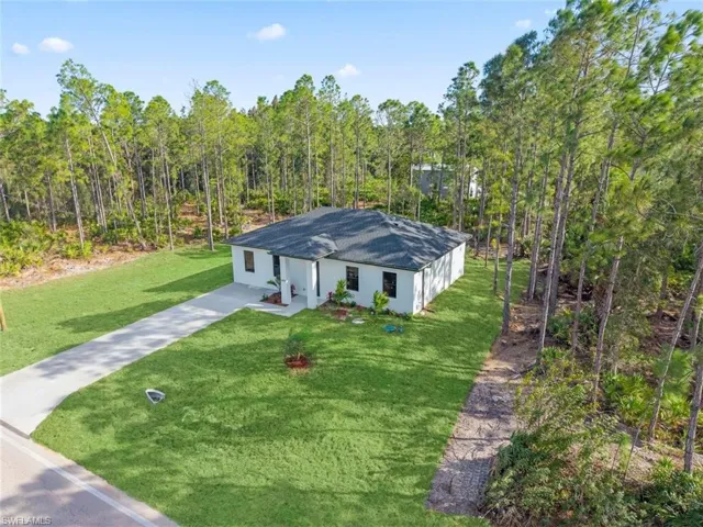 View of front of property featuring a front lawn