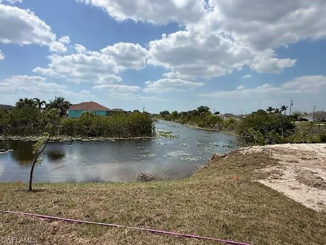Excellent Intersecting Canal View.