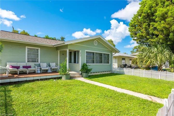 2432 Washington Ave, Naples, Florida 34112