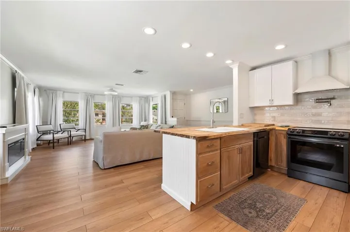 2432 Washington Ave, Naples, Florida 34112