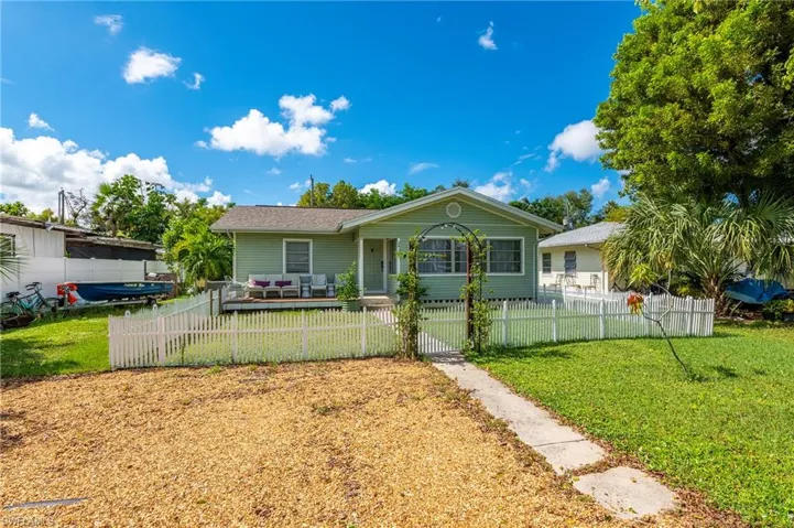 2432 Washington Ave, Naples, Florida 34112