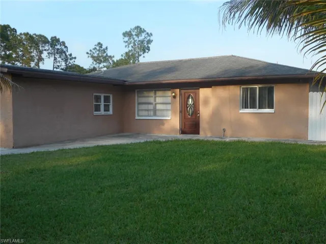 Front of house featuring a right side
