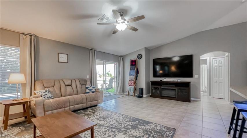 Living Room, high ceilings