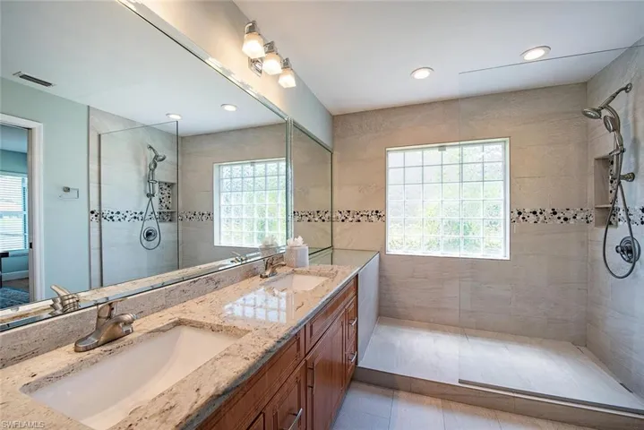250  Fox Den  CIR, Naples, FL 34104
