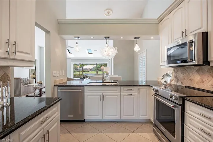 250  Fox Den  CIR, Naples, FL 34104