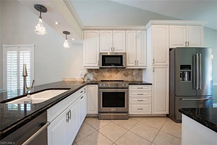 250  Fox Den  CIR, Naples, FL 34104