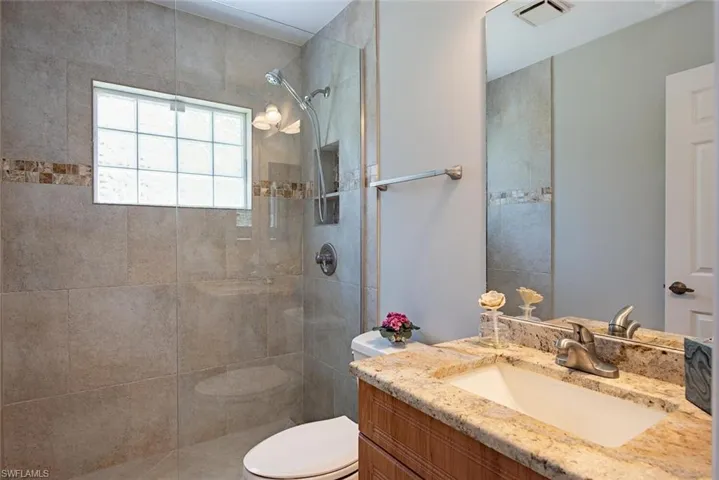 250  Fox Den  CIR, Naples, FL 34104