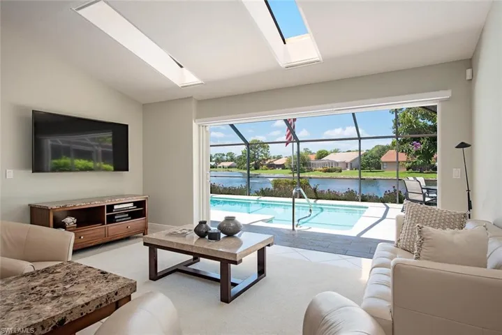 250  Fox Den  CIR, Naples, FL 34104