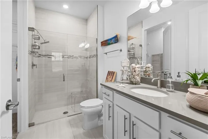En suite bath with walk in closet