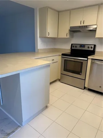642 SE 13th  PL, Cape Coral, FL 33990