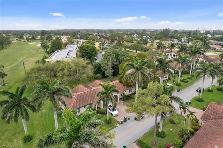 Bird's eye view of a golf course