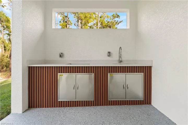 Bar featuring a textured wall