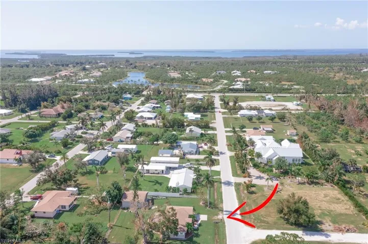 Close to town, Pine Island Sound, Phillips Park, dining, shopping...