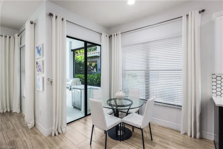 Breakfast nook with access to the lanai.