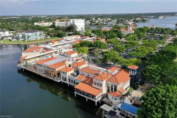 760  Wiggins Lake  DR, Naples, FL 34110