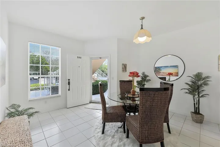 760  Wiggins Lake  DR, Naples, FL 34110