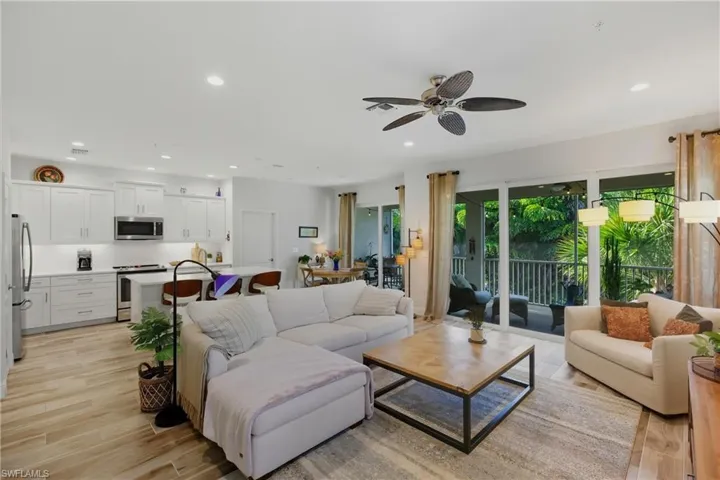 6947  Avalon  CIR, Naples, FL 34112