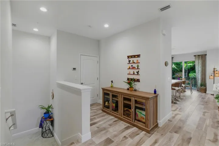 6947  Avalon  CIR, Naples, FL 34112