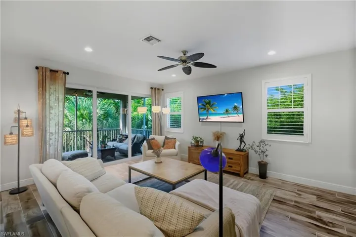 6947  Avalon  CIR, Naples, FL 34112