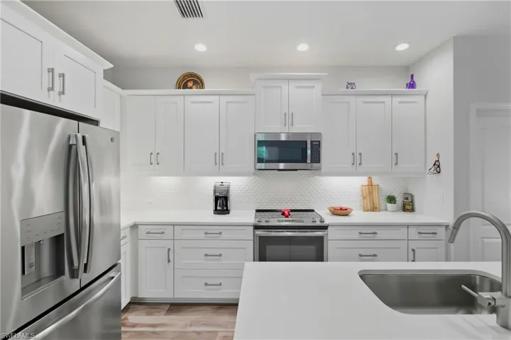 6947  Avalon  CIR, Naples, FL 34112