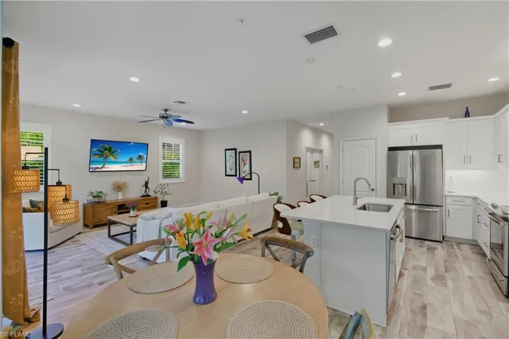 6947  Avalon  CIR, Naples, FL 34112
